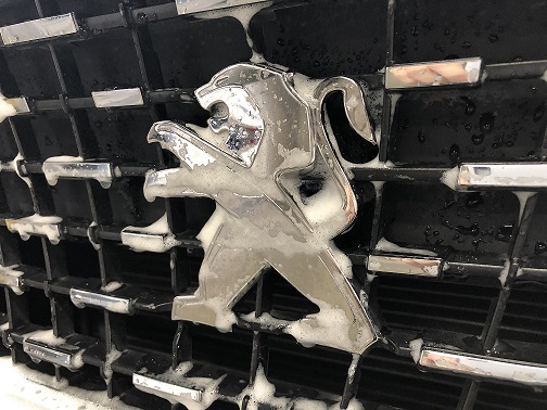 ボディコーティングメンテナンス施工のようす　（プジョー　３００８）