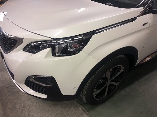 ボディコーティングメンテナンス施工のようす　（プジョー　３００８）