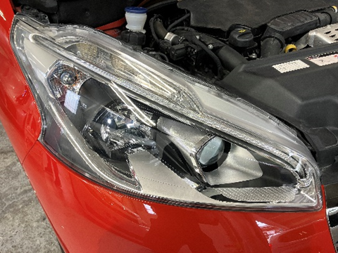 プジョー　２0８　ヘッドライト磨き