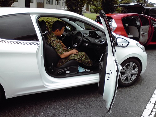 「迷彩服とプジョー」