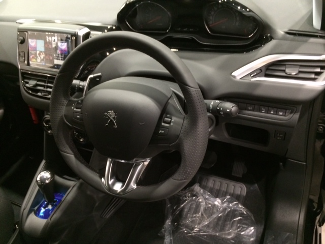 「プジョー２０８ｅｎｖｙ到着しました」