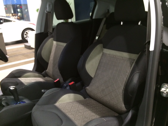 「プジョー２０８ｅｎｖｙ到着しました」