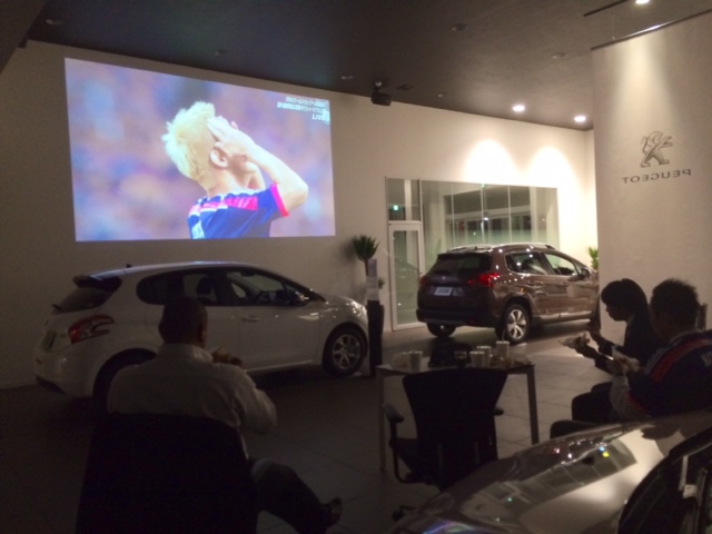 ショールームサッカー観戦！