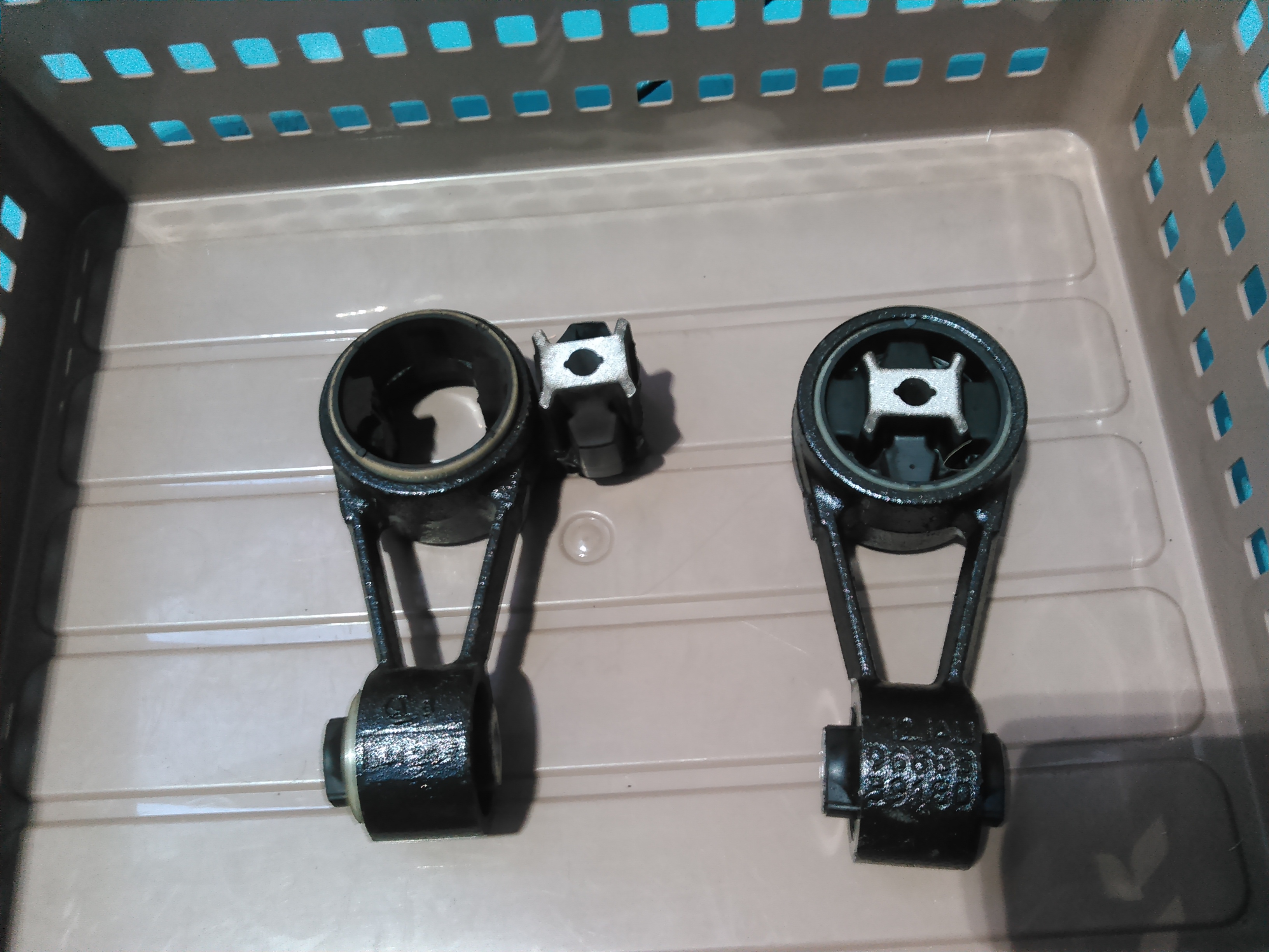 ウントリンクブッシュの切れ