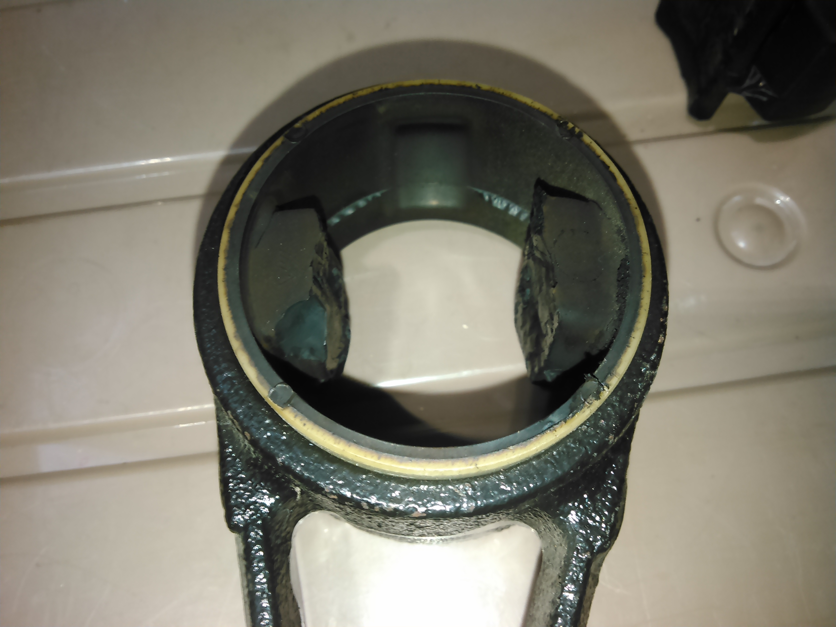 ウントリンクブッシュの切れ