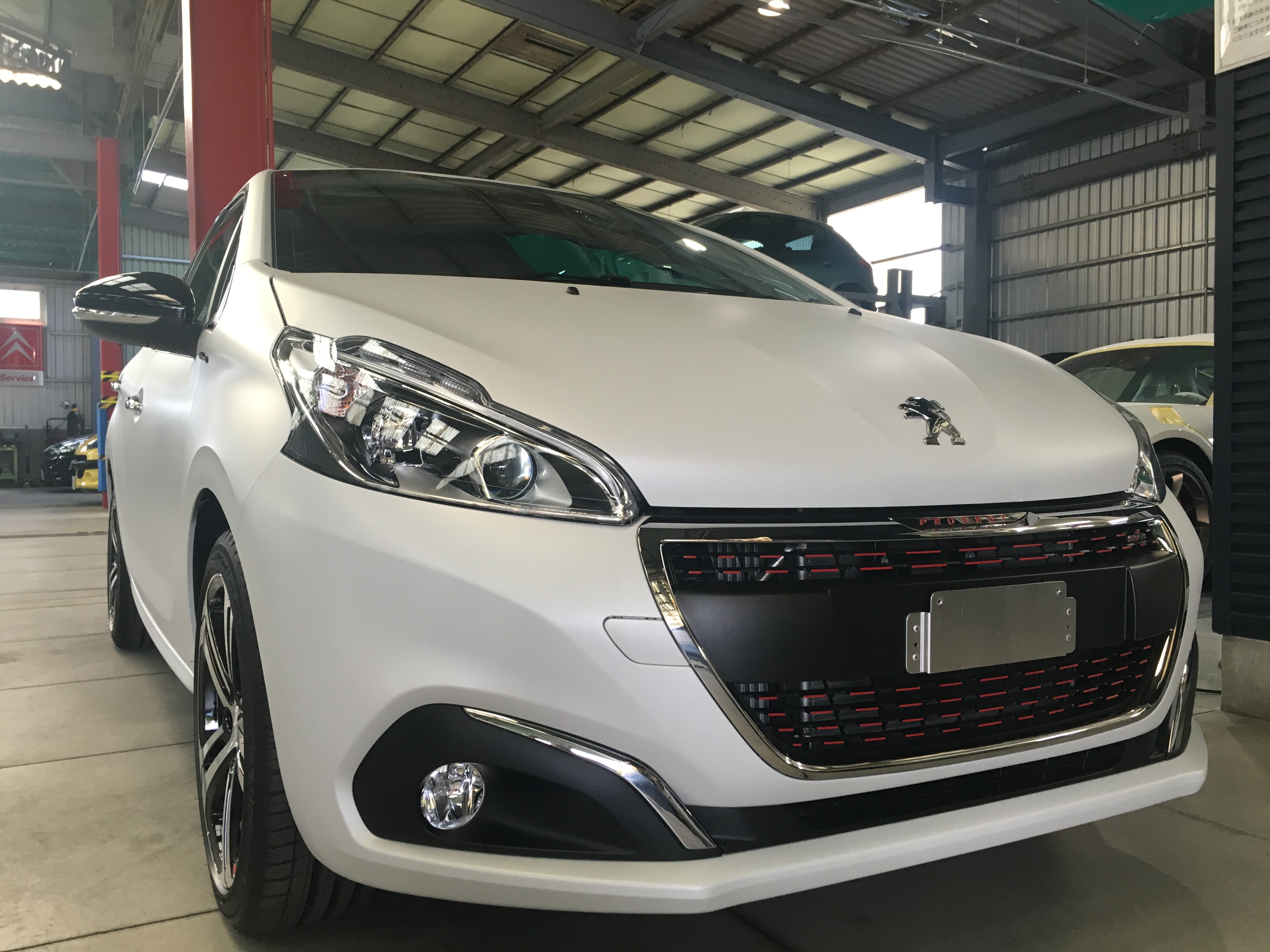 ボディコーティング施工の様子  プジョー２０８