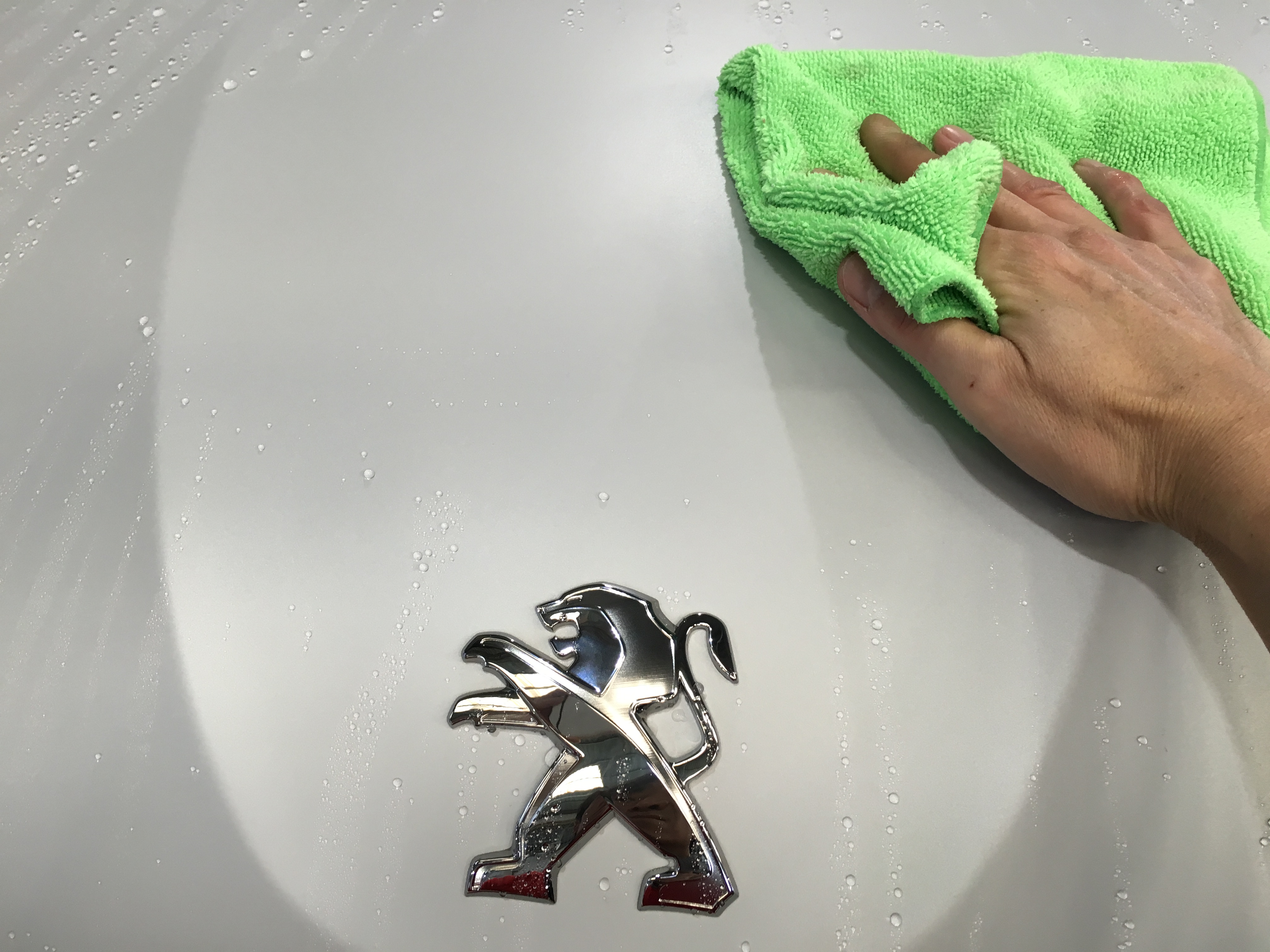 ボディコーティング施工の様子  プジョー２０８