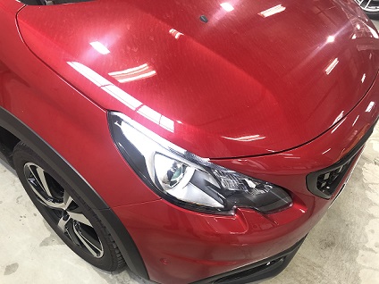 ボディコーティングメンテナンス施工の様子　（プジョー　２００８）