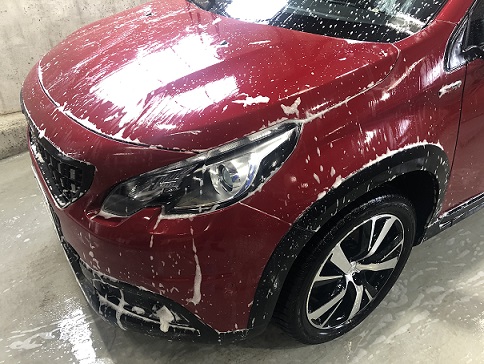 ボディコーティングメンテナンス施工の様子　（プジョー　２００８）