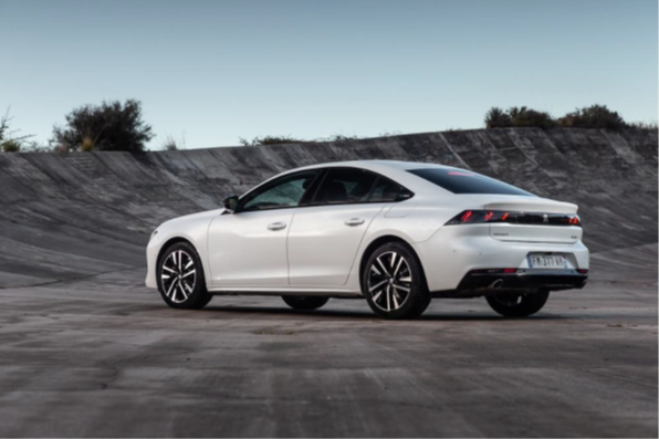 3008に引き続き、待望のハイブリッドモデルが！！！