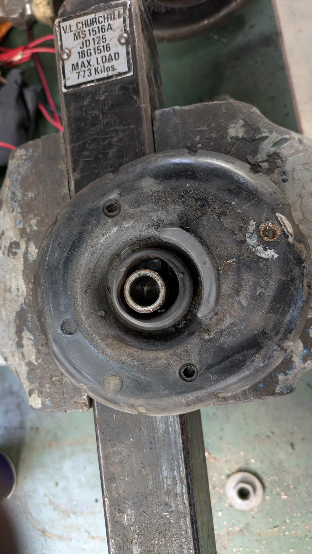 フロント足廻りギシギシ音と振動