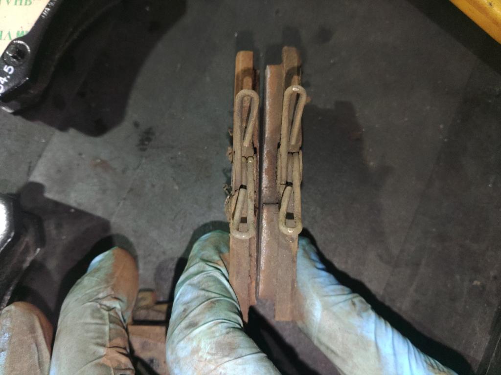 リアブレーキパッド片減り