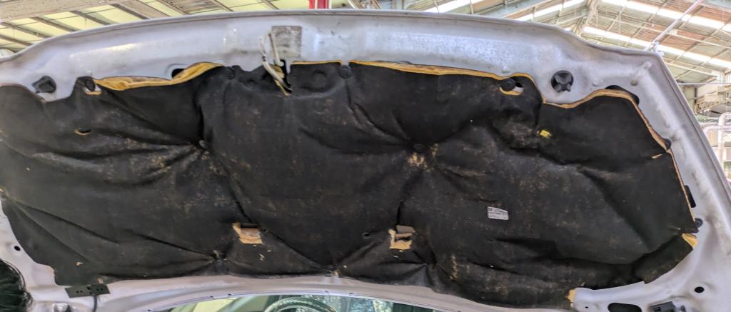 ボンネットインシュレーターの劣化について