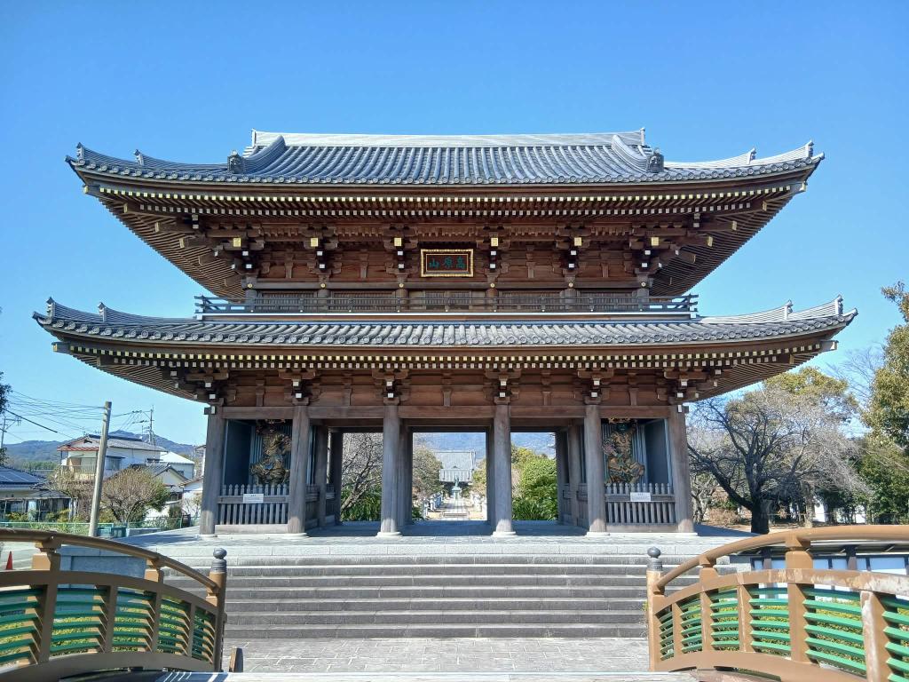 街中にある五重塔