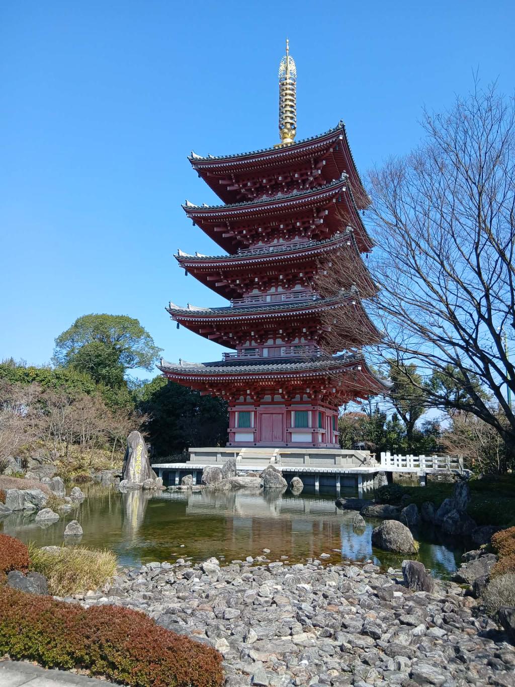 街中にある五重塔